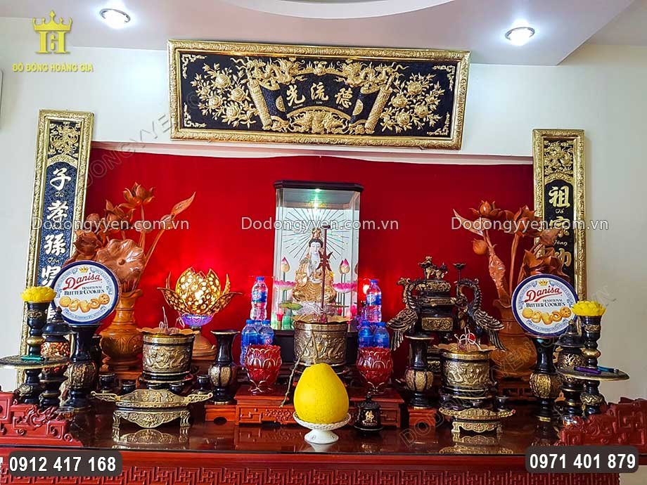 Nền vật phẩm sơn đen gi&uacute;p l&agrave;m nổi bật c&aacute;c họa tiết hoa văn